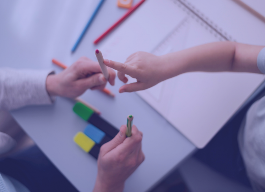 Psicopedagogo en Tenerife Sur ofreciendo apoyo educativo a estudiantes
